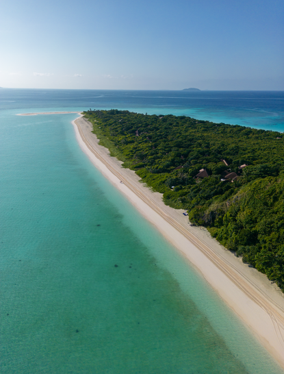 Playa de arena blanca y aguas turquesas en la costa oriental de Amanpulo, resort en Filipinas.