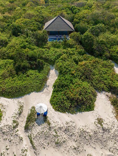 Casita con piscina junto a la playa en Amanpulo resort, vista aérea.