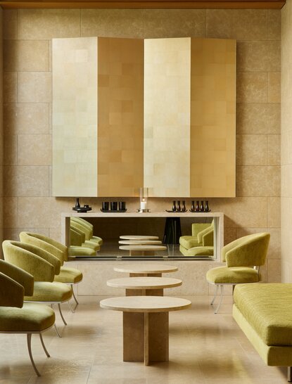 Salle d'attente du spa à Amanzoe, avec mobilier épuré et panneaux verticaux apaisants.