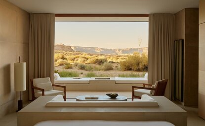 Baignoire encastrée face à une baie vitrée surplombant le désert de l'Utah, à Amangiri.