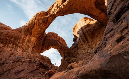 安缦奇岭度假村附近的双拱门岩石地貌，犹他州。