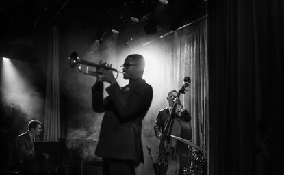 Musicista che suona il sassofono presso Aman New York, fotografia in bianco e nero.