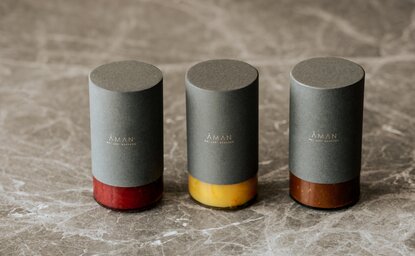 ثلاث جرّات من مربى التوقيع بألوان مختلفة في أمان ناي ليرت بانكوك.