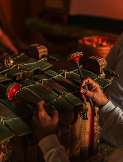 عرض تقليدي لفن الظل الباليني (واينج كويليت) في أمانداري، منتجع إندونيسيا.