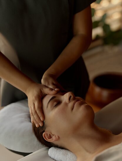 Terapeuta aplica tratamento facial no spa e bem-estar da Amanyara.