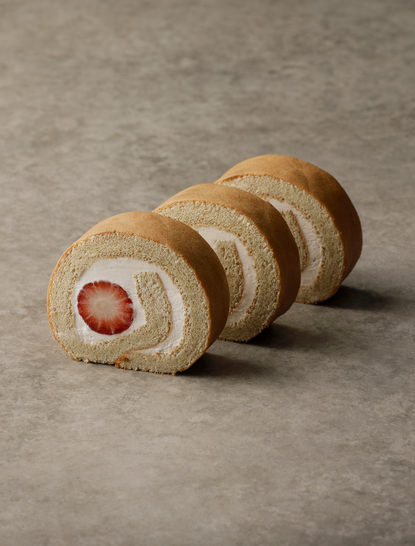 安缦东京酒店的草莓蛋糕切片，展示夹心馅料。