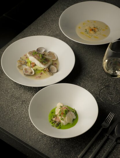 アマン東京のカフェで春に提供される、3皿の細やかに盛り付けられた料理。