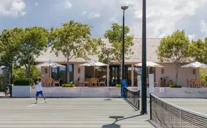 Terrain de tennis au clubhouse d'Amanyara, resort à Turks-et-Caïques.