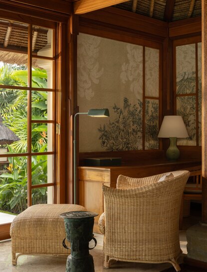 アマンダリ・リゾートのシングルストーリー・パビリオン、木製フレームの窓から庭園が見える寝室。