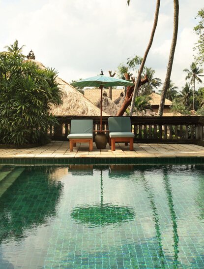 アマンダリ・リゾートのアユン・プール・デュプレックス・ヴィラ。ターコイズ色のプール、木製パビリオン、椰子の木に囲まれた静寂の空間。