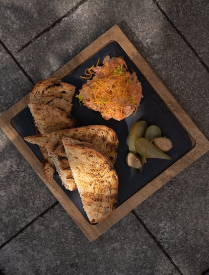 大研安缦度假村茶馆内木板上展示的烤茶点和坚果。