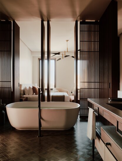 Spaziosa sala da bagno con due vasche indipendenti in travertino presso Aman New York.