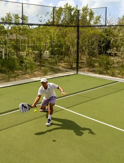 Deux joueurs de padel sur un court à Amanyara, resort aux Turks-et-Caïques.
