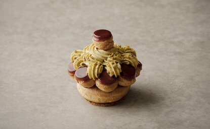 アマン東京のパティスリーで作られた、ピスタチオクリームとシュー生地のサン・オノレ。