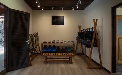 安缦湾澜度假村潜水中心内部，展示潜水装备和器材整齐排列。