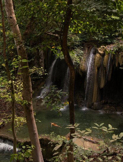 玛塔吉图瀑布位于印度尼西亚安缦湾澜度假村,水流从茂密森林中的岩石倾泻而下。