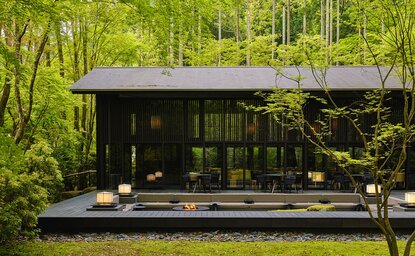 Pavillon d'accueil entouré de végétation verdoyante à Aman Kyoto.