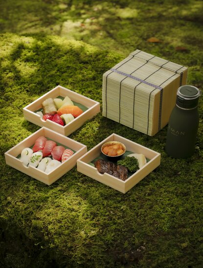 アマン京都のリゾートでのピクニックランチボックス。木製の容器に詰められた季節の料理。