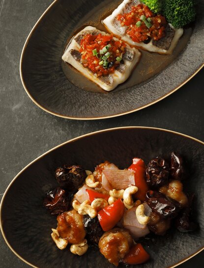 Two plates of seasonal Japanese cuisine at Aman Tokyo's lounge dining venue.