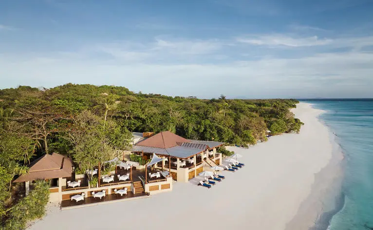 Amanpulo resort na malapit sa dalampasigan, Pilipinas - drone view ng dining venue sa white sand beach.