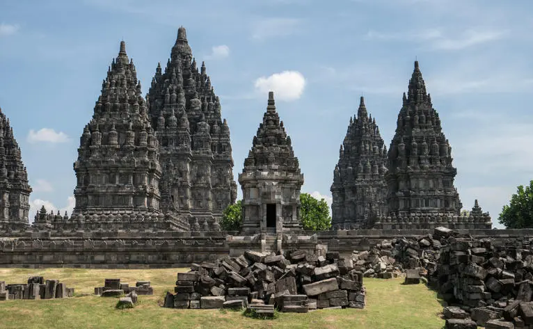 Candi Prambanan yang megah terlihat dari halaman terbuka di Amanjiwo resort.
