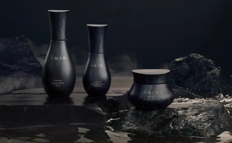 安缦丘澜度假村的净化系列产品,包括深色陶瓶和容器,静物摄影。