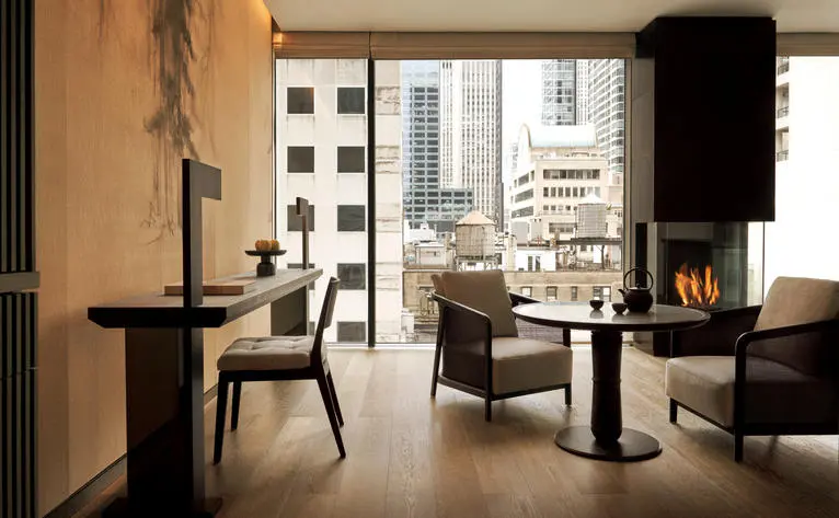 Suite con vistas a la calle 56 en Aman New York, con sala de estar moderna y chimenea.