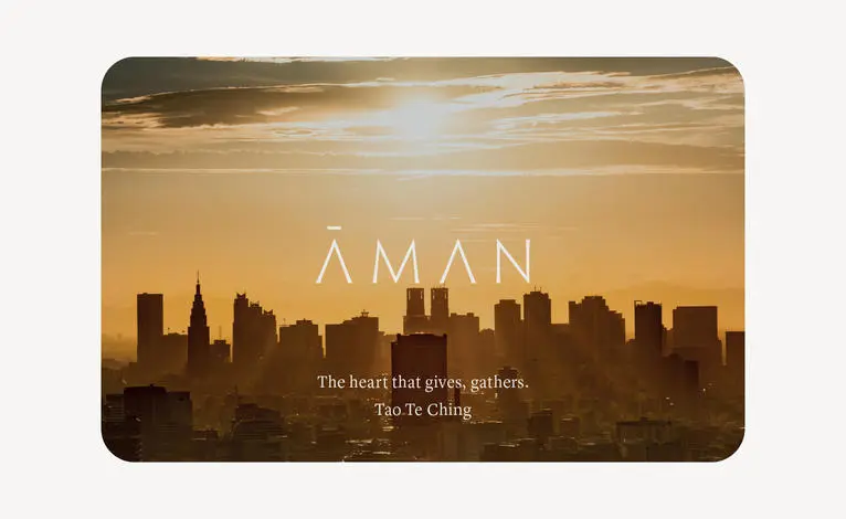 Carte-cadeau Aman avec la silhouette de Manhattan au coucher du soleil doré, Aman New York.
