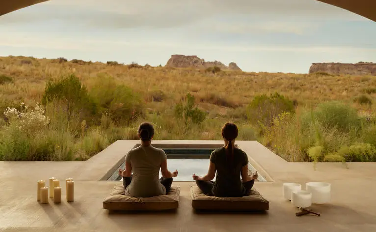 Deux personnes assises face au paysage désertique depuis le pavillon de méditation du spa Sarika à Amangiri.