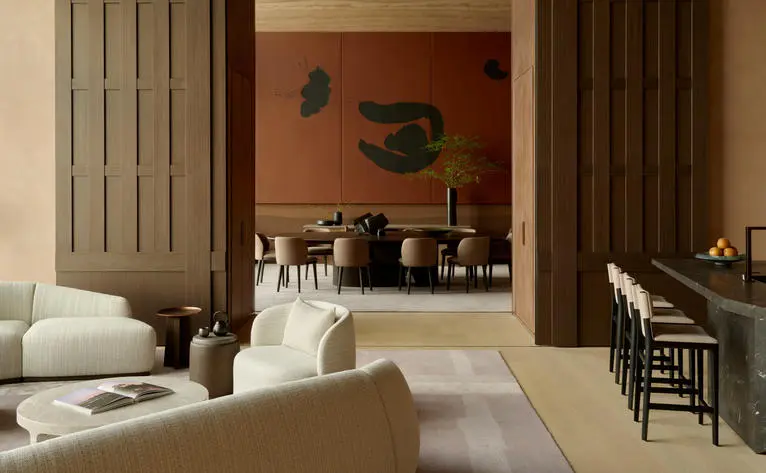 Espace commun d'Aman Tokyo avec salon et salle à manger privée, mobilier épuré et teintes neutres.