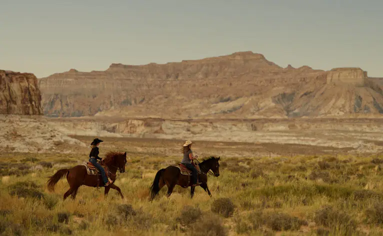 Cavaliers à cheval dans le désert rocheux d'Amangiri.