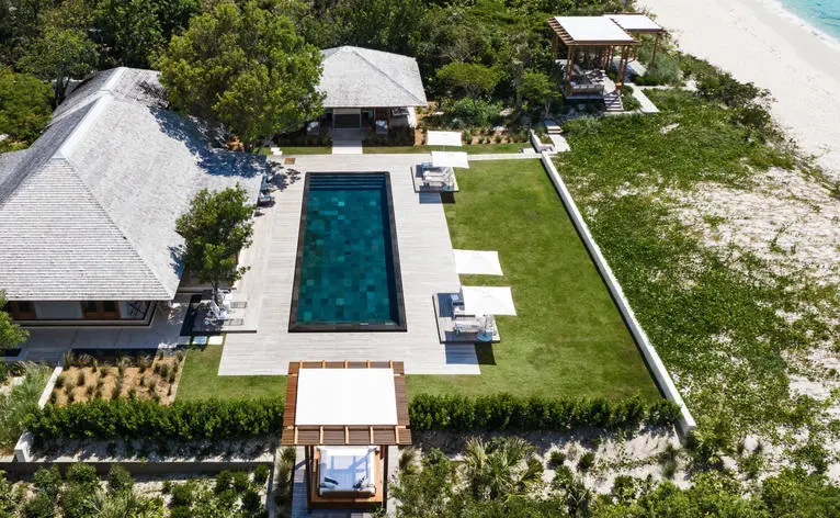 Vista aérea de sala de playa con acceso directo a la arena en Amanyara resort, Turks y Caicos.