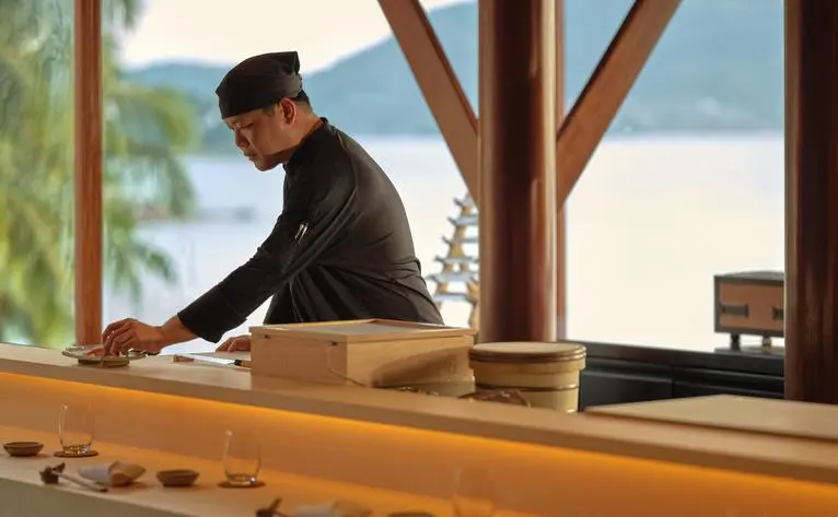 Chef prépare les sushis au comptoir Nama omakase à Amanpuri, Thaïlande.