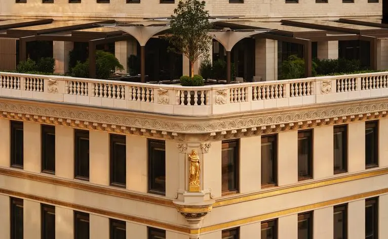 Façade du bâtiment historique Crown à Aman New York, avec ses colonnes et balcons arqués.