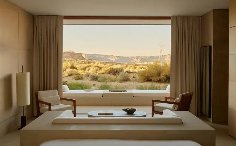 Vasca da bagno in pietra con vista sul deserto dell'Utah presso il resort Amangiri.