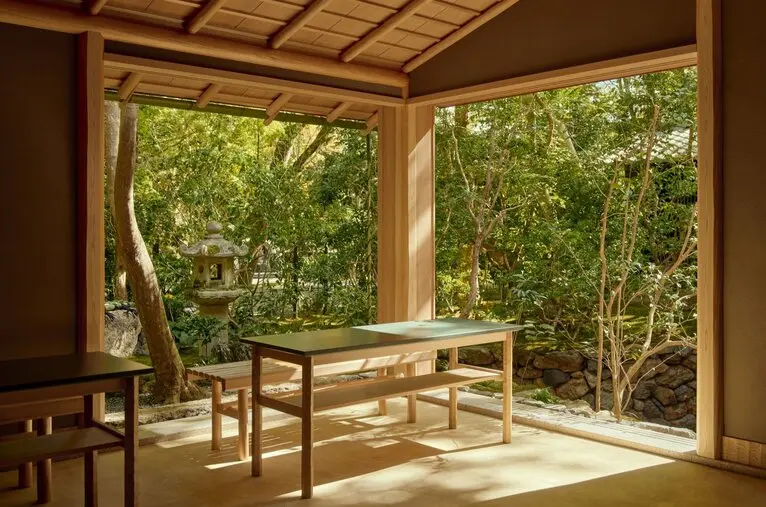 Une salle de thé traditionnelle avec vue sur le jardin à Aman Kyoto.
