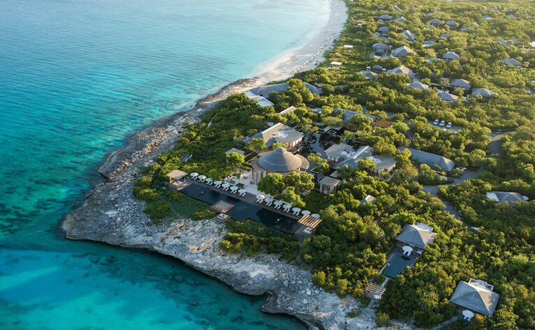 Vue aérienne d'Amanyara, resort surplombant des eaux turquoise à Turks-et-Caïques.