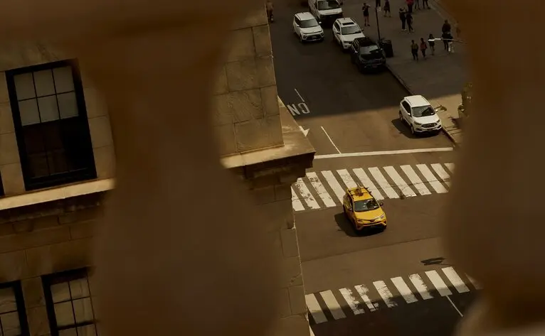 Vue aérienne de rue à New York avec passages piétons et voitures, Aman New York.