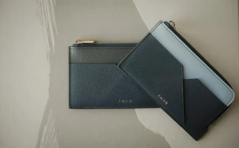 Detalle de funda de teléfono de cuero azul marino en la tienda minorista de Aman Tokyo.