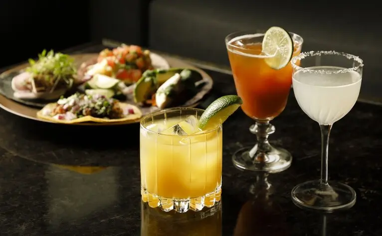 Tacos y cócteles en la lounge del Aman Tokyo.