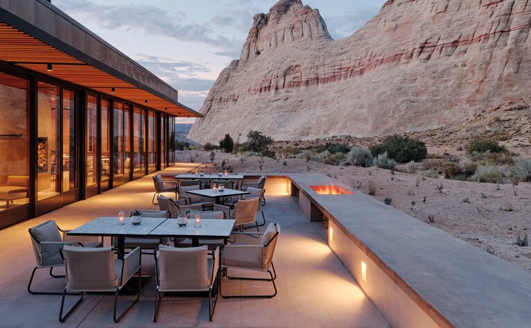 Patio da pranzo esterna di Amangiri al tramonto nel deserto dello Utah.