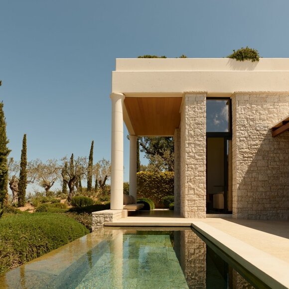 Pavilhão com piscina privada e paisagem grega em Amanzoe resort
