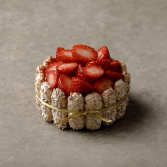 aman_tokyo_lp_strawberry_cakes_01_sq