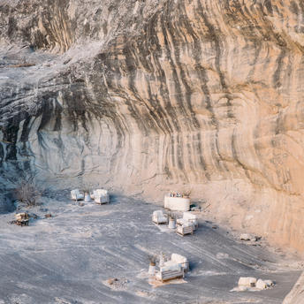 Familia disfrutando de piscinas naturales junto a acantilados de arenisca en Amangiri resort.