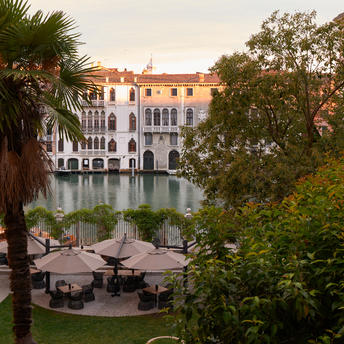 Vue depuis la chambre 15 d'Aman Venice, surplombant le jardin et le Grand Canal.