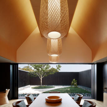 アマネムのライブラリーの天井照明と、庭園を望む大きな窓。