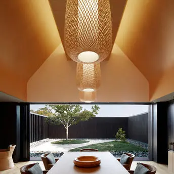 Biblioteca con techo abovedado y luz natural, Amanemu resort.