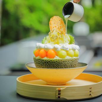アマン京都のリゾートで提供される、抹茶のかき氷とメロンを積み重ねた夏のデザート。