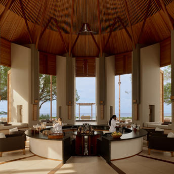 アマンヤラのカリブ海のバー内部。天井が高く、大きな窓から海の眺めが広がるリゾート施設。