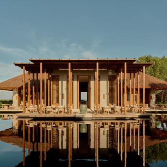 アマンヤラのリゾート内にある木造のメインレストラン、水面に映る姿。